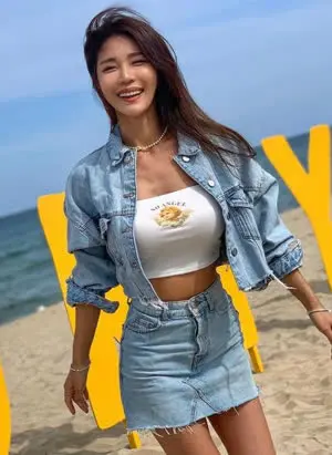 DJ 박시현 해변에서 청자켓 흰 튜브탑 | mbong.kr 엠봉