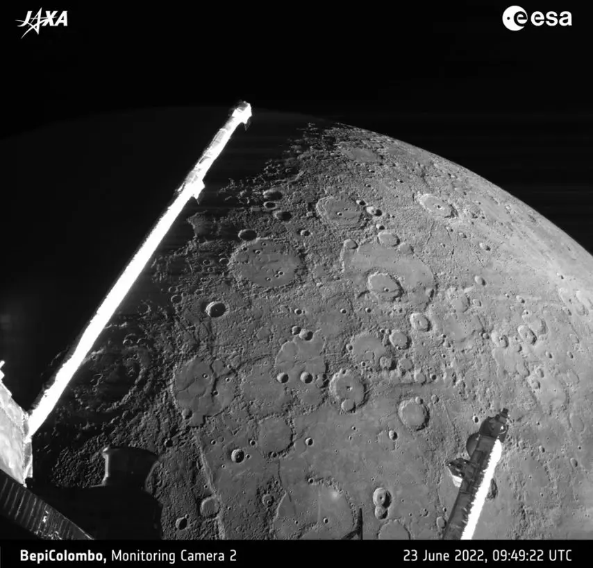 베피콜롬보가 수성을 근접비행하며 촬영한 사진. | mbong.kr 엠봉