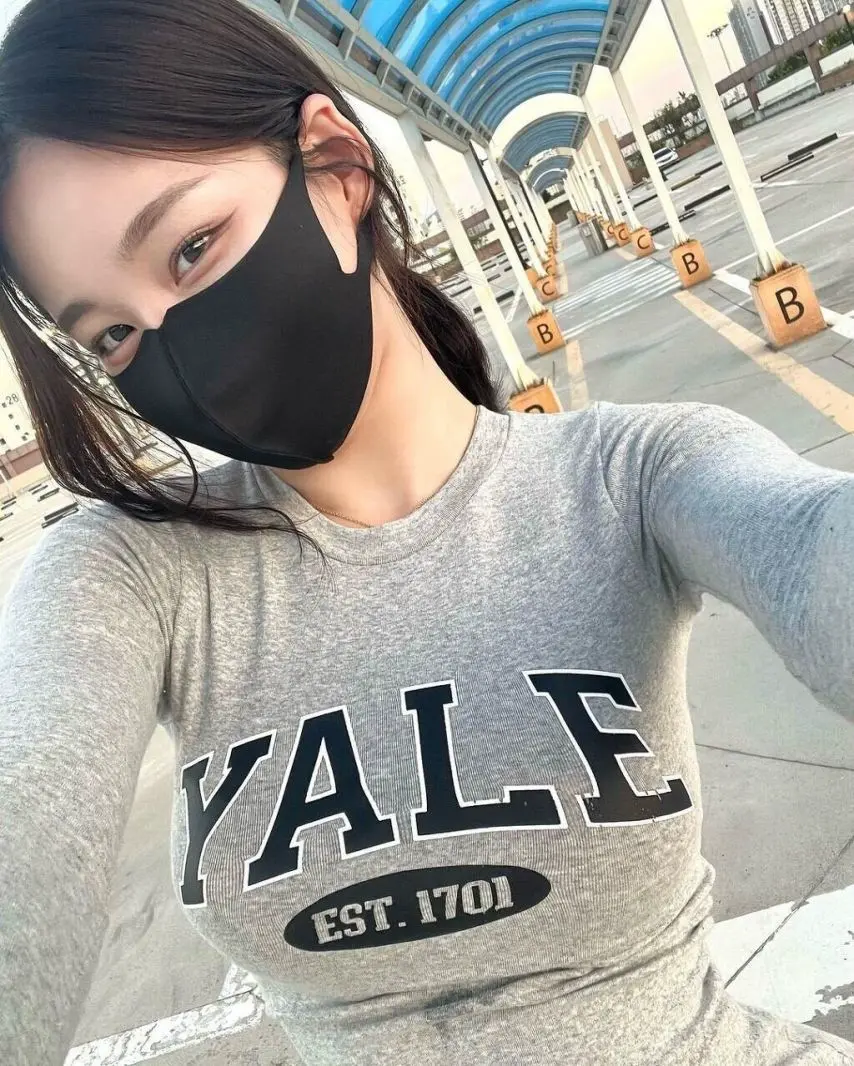 동탄룩을 가볍게 씹어드시는 04년생 갓20살 몸매 | mbong.kr 엠봉