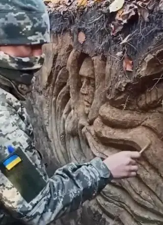 참호에서 뭔가를 꾸미고 있는 우크라이나 군인 | mbong.kr 엠봉