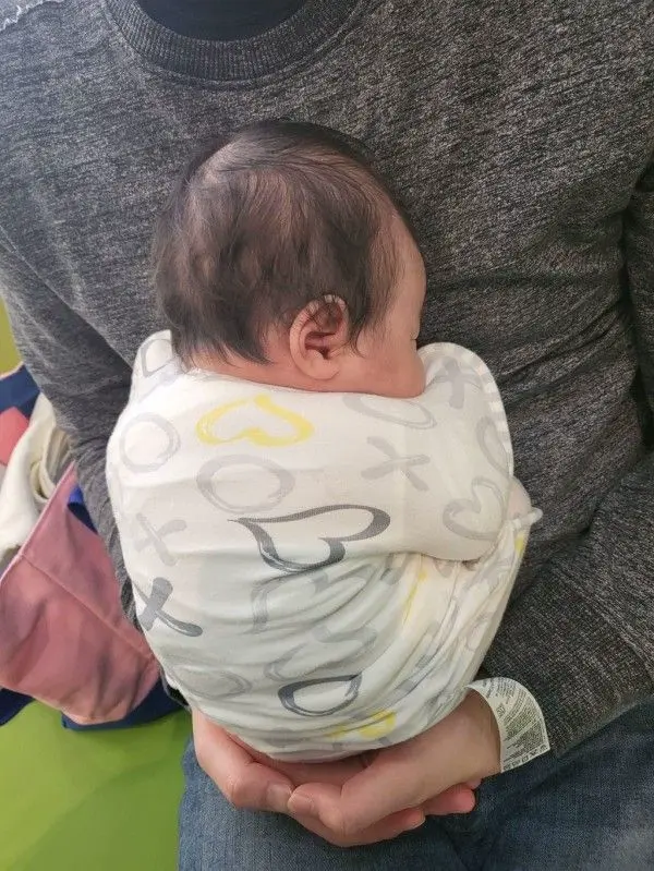 예방접종 맞은 아기의 귀엽고 안스러운 모습 | mbong.kr 엠봉