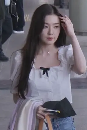 레드벨벳 아이린 흰옷에 검정리본 포인트 공항 패션 미모 | mbong.kr 엠봉