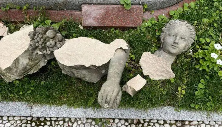 인증샷 찍다가 이탈리아 150년된 조각상 박살 | mbong.kr 엠봉