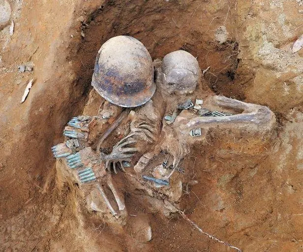 엎드려쏴 자세로 70년만에 발견 된 6.25 전사자 | mbong.kr 엠봉