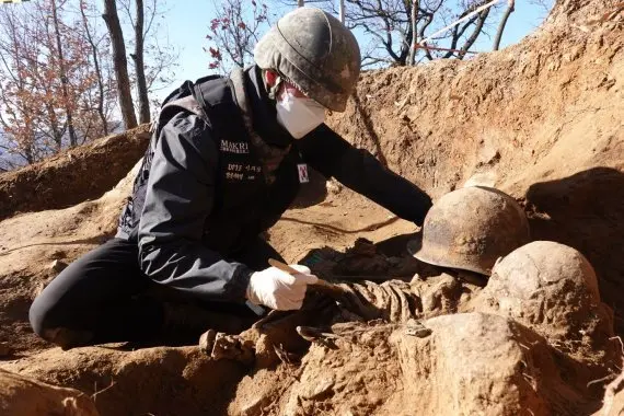 엎드려쏴 자세로 70년만에 발견 된 6.25 전사자 | mbong.kr 엠봉