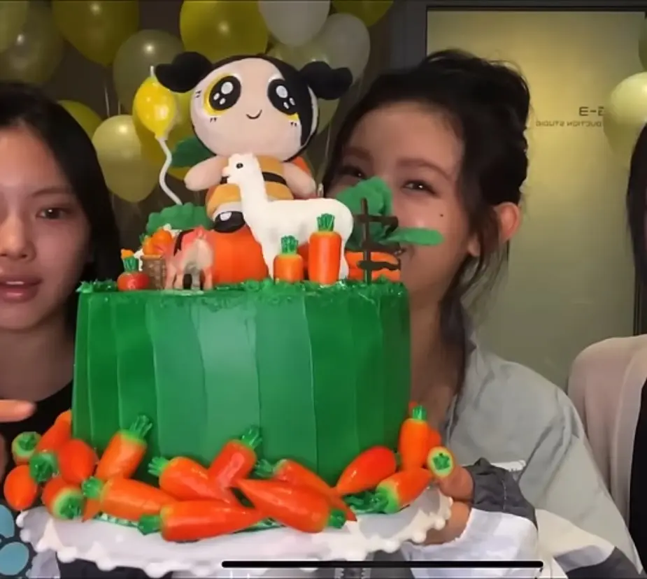 좀 남다른 것 같은 뉴진스 해린 생일 케이크 디자인 | mbong.kr 엠봉