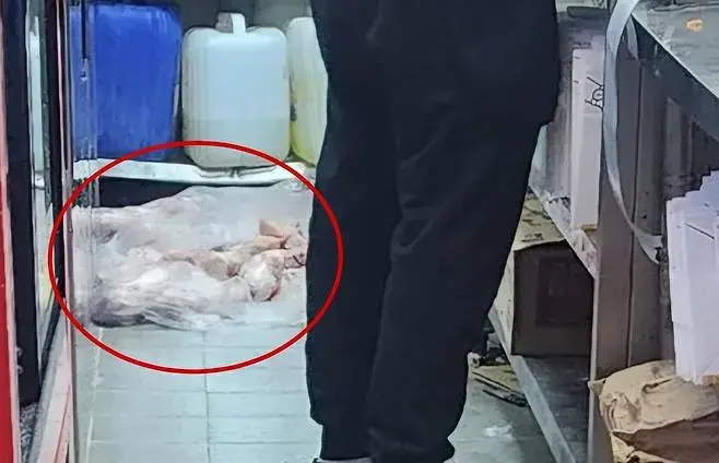 생닭을 더러운 바닥에...유명 치킨 프랜차이즈 위생 논란. | mbong.kr 엠봉
