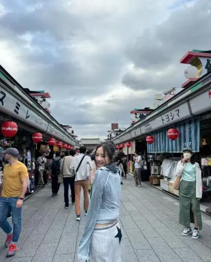 제니, 끝나지 않은 일본 여행! 패션을 아는 힙한 크롭톱-롱스커트룩 | mbong.kr 엠봉