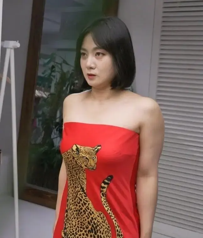 박나래 빨간색 오프숄더 원피스...jpg | mbong.kr 엠봉