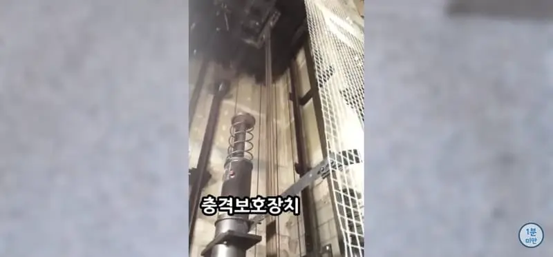 엘리베이터 추락시 100% 살아남는 유일한 방법.jpg | mbong.kr 엠봉
