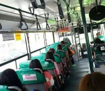 여자들이 버스 통로쪽에만 앉는 진짜 이유.jpg | mbong.kr 엠봉