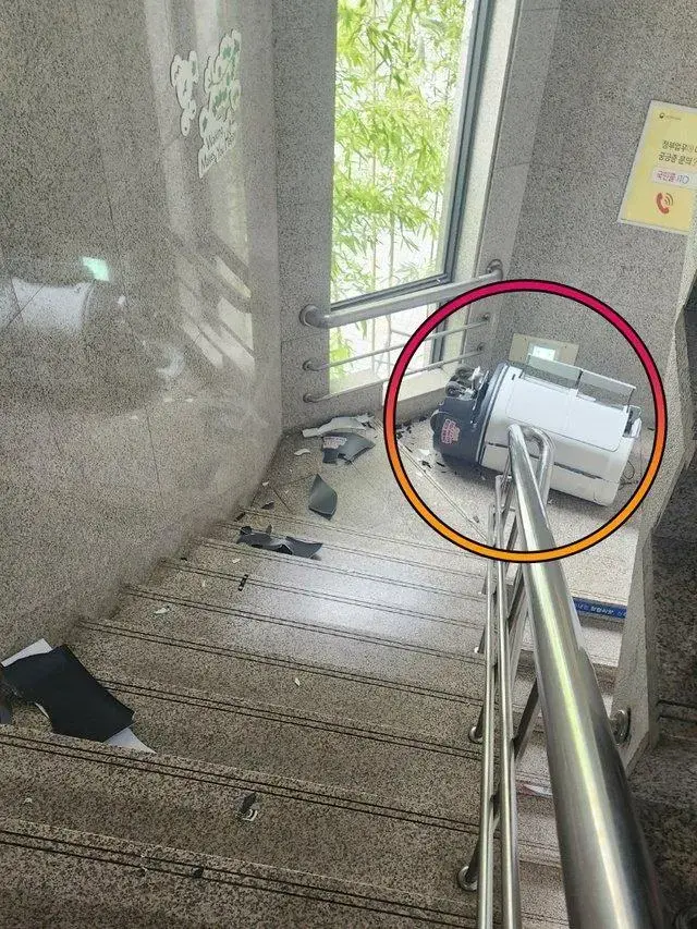 작년 특채로 뽑힌‘로봇 주무관’,갑자기 스스로 계단으로 돌진해 뛰어내려 추락... | mbong.kr 엠봉