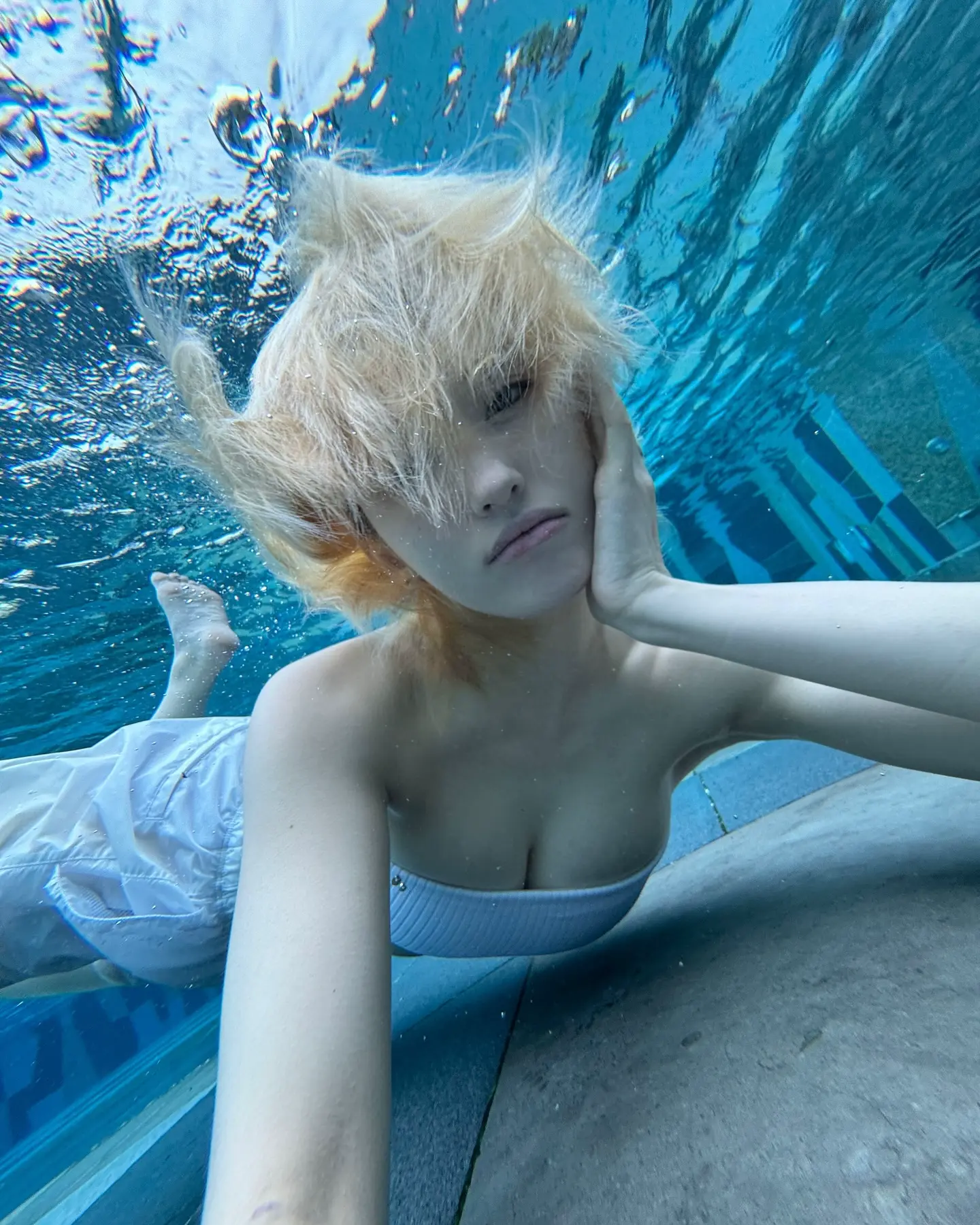 전소미 물속에서 찍은 셀카 튜브탑 수영복 가슴골 | mbong.kr 엠봉