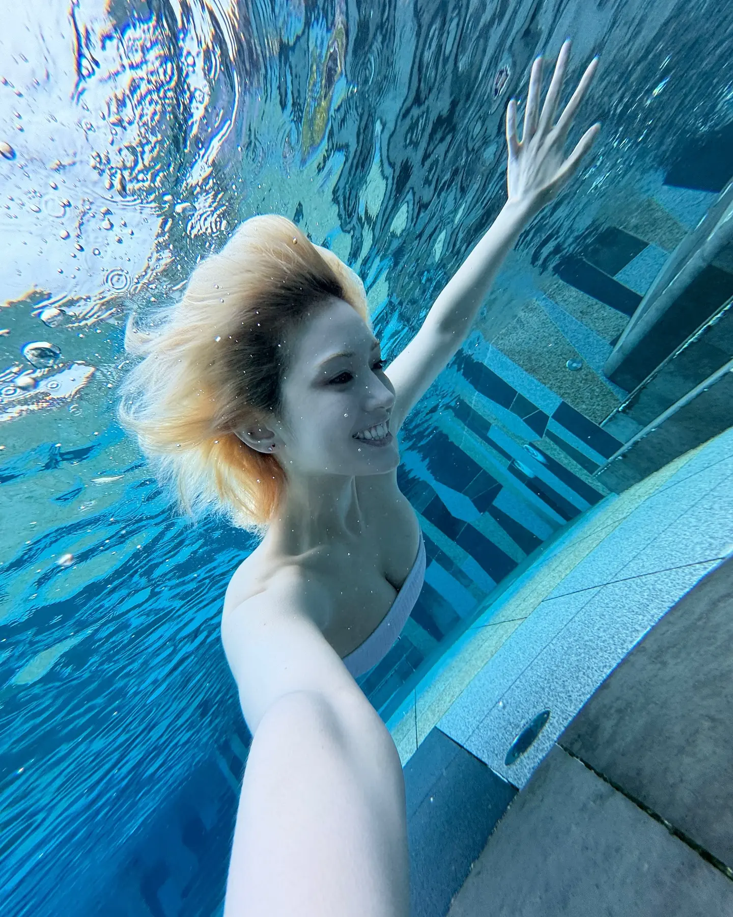 전소미 물속에서 찍은 셀카 튜브탑 수영복 가슴골 | mbong.kr 엠봉