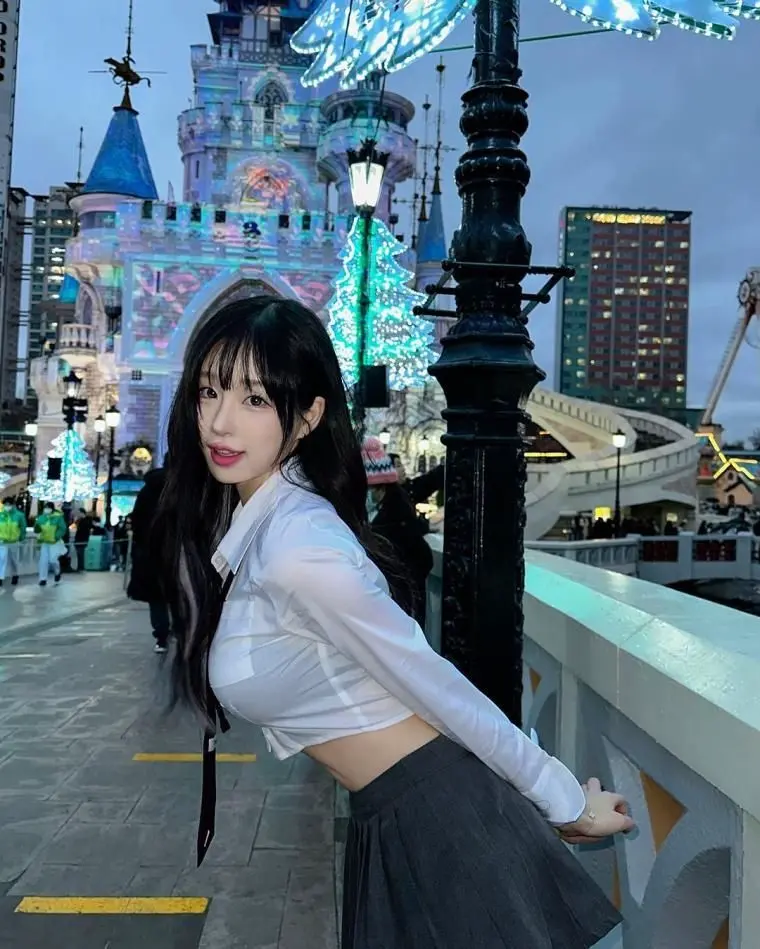 한갱 인스타 롯데월드 교복속 검정 브라 - 므훗갤러리 - 엠봉