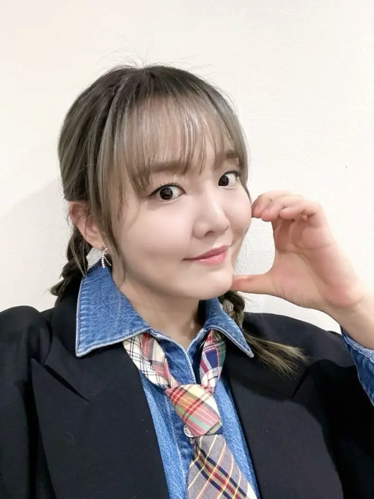 윤하 X 홀릭스, 2025년에는 윤하만 믿고 따라와 - 유저방송 - 엠봉