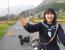 오싹오싹 ai가 만든 시골길 걸어가는 일본 여학생.....mp4