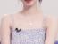 회색 꽃무늬 끈원피스 에스파 카리나 뽀얀 어깨